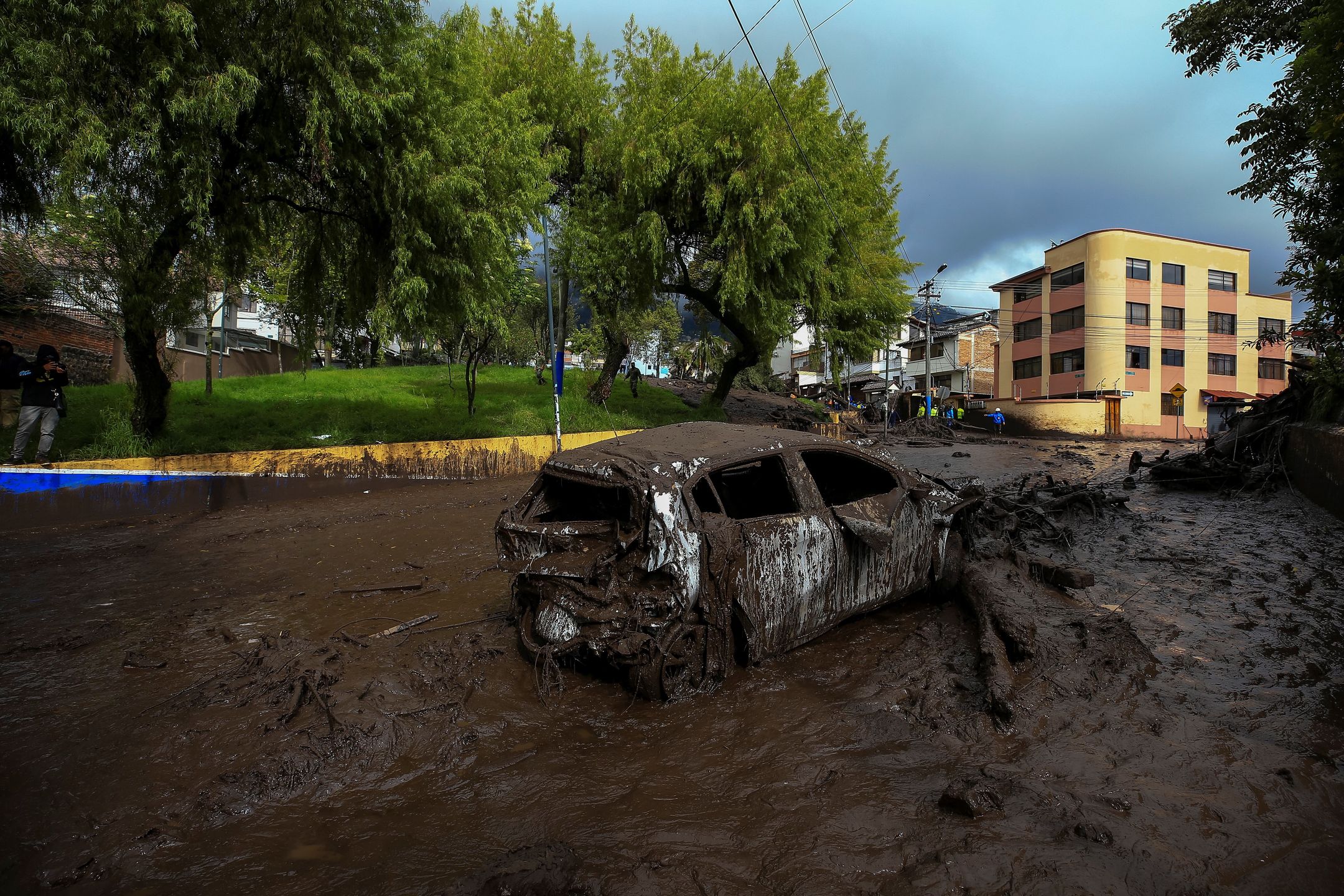 epa09721369 View of vehicles destroyed today on the mud caused by the rains of the previous day, which affected some neighborhoods in the west of the Ecuadorian capital in Quito, Ecuador, 01 February 2022. The number of people who died on 31 January rose to 18 after a flood that affected several neighborhoods in the west of the Ecuadorian capital, a city that was hit by a heavy downpour, with record rainfall, according to authorities.  EPA/JOSE JACOME 
Dostawca: PAP/EPA.