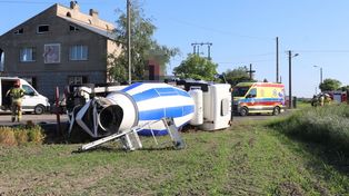 Strzelce Małe: Blisko 40-tonowy kolos runął do rowu