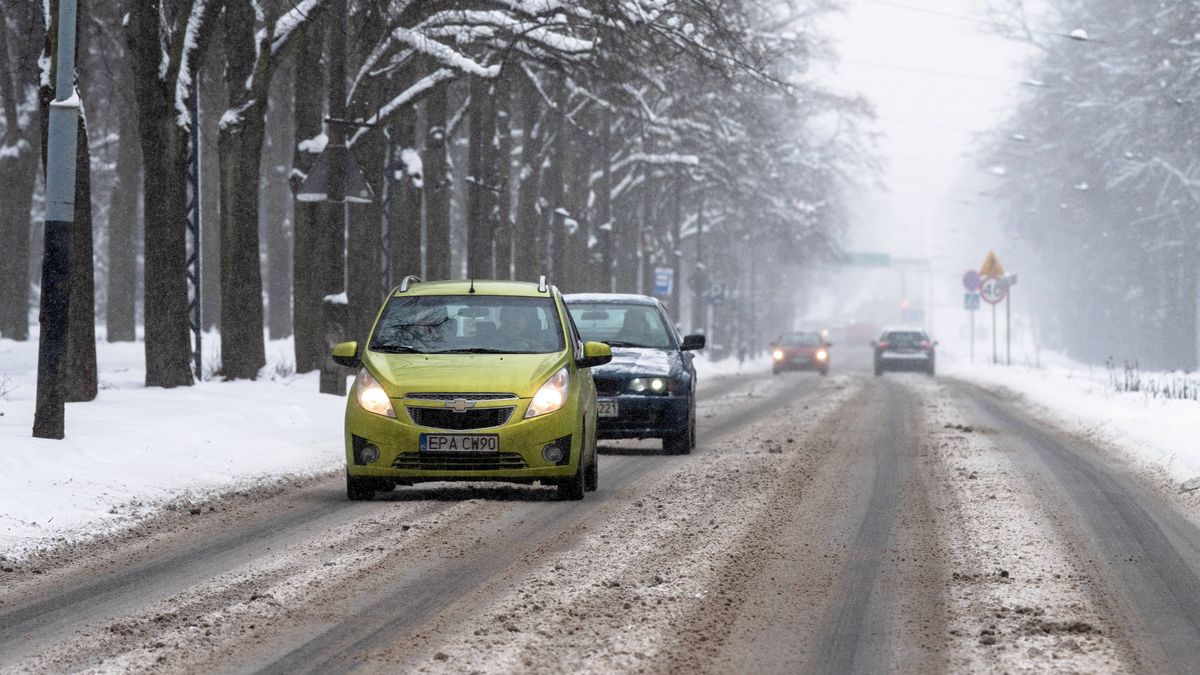 błoto pośniegowe na drodze