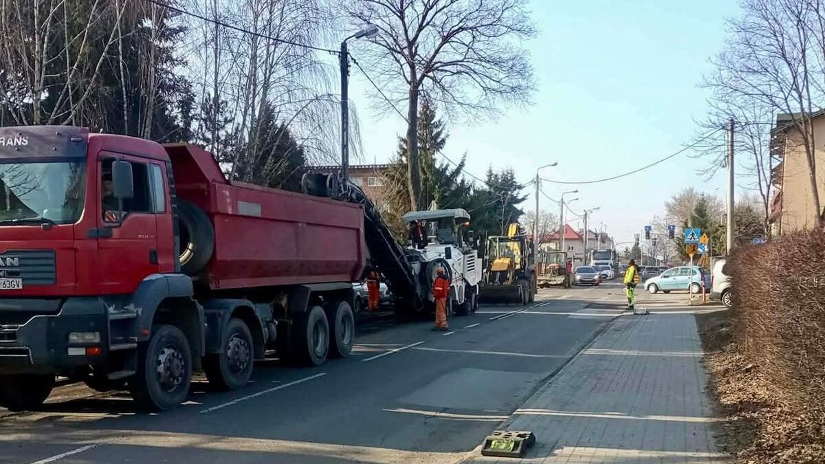 Drogowcy frezujący asfalt na ul. Długiej