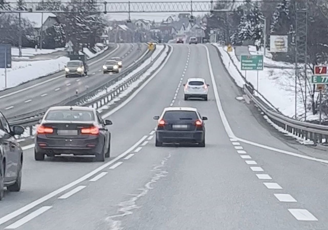 Poganiacze w nieoznakowanym BMW. Policjanci siedzieli na zderzaku