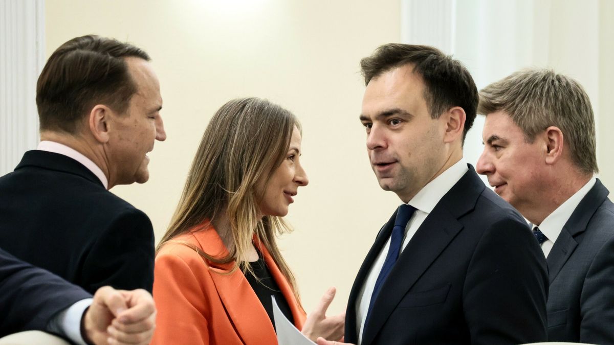 Posiedzenie rz?du
Fot. Anita Walczewska/East News, 21.10.2025. Warszawa. Posiedzenie rzadu Donalda Tuska.
N/z: minister SZ Radoslaw Sikorski, minister rodziny Agnieszka Dziemianowicz-Bak, minister finansow Andrzej Domanski, Jan Grabiec
Anita Walczewska