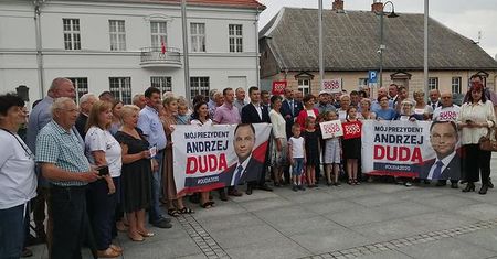 Skandal na wiecu wyborczym Andrzeja Dudy. Obiecano im testy na koronawirusa