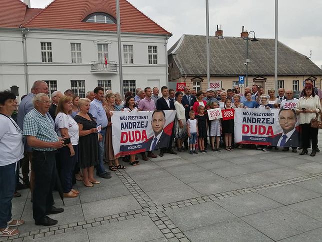 Skandal na wiecu wyborczym Andrzeja Dudy. Obiecano im testy na koronawirusa