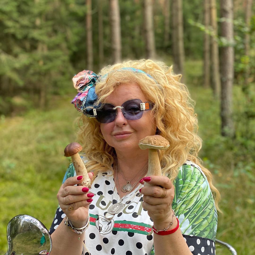 Magda Gessler pozuje z grzybami