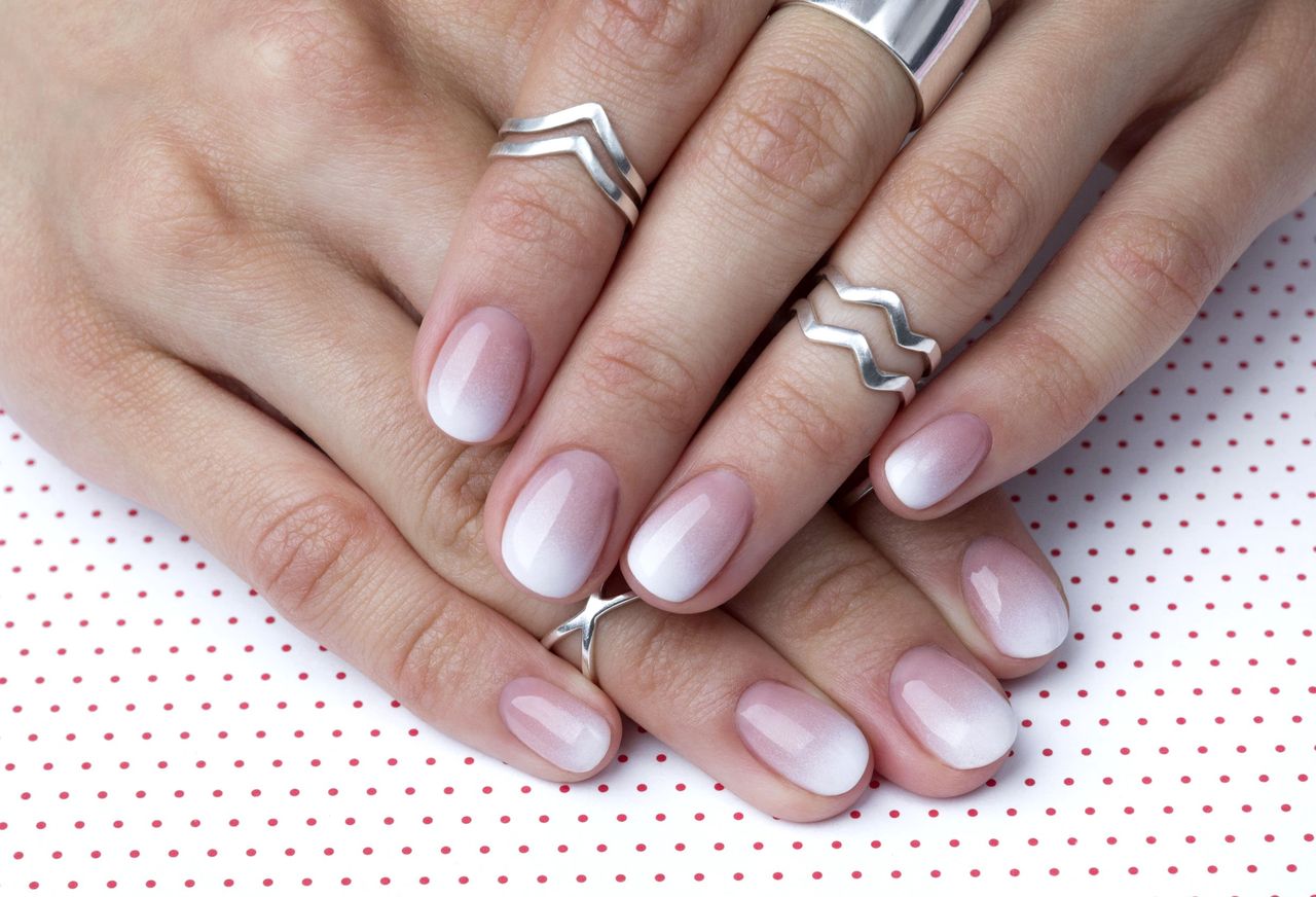 Paznokcie baby boomer. Czy próbowałaś już najnowszej wersji ponadczasowego manicure?