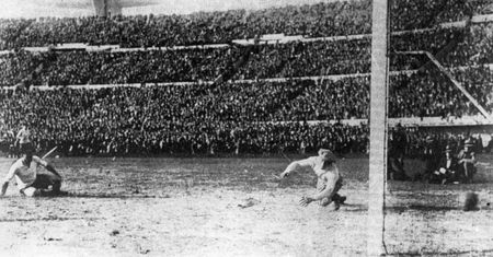 To był pierwszy mundial w historii. Finał rozegrano dwiema piłkami