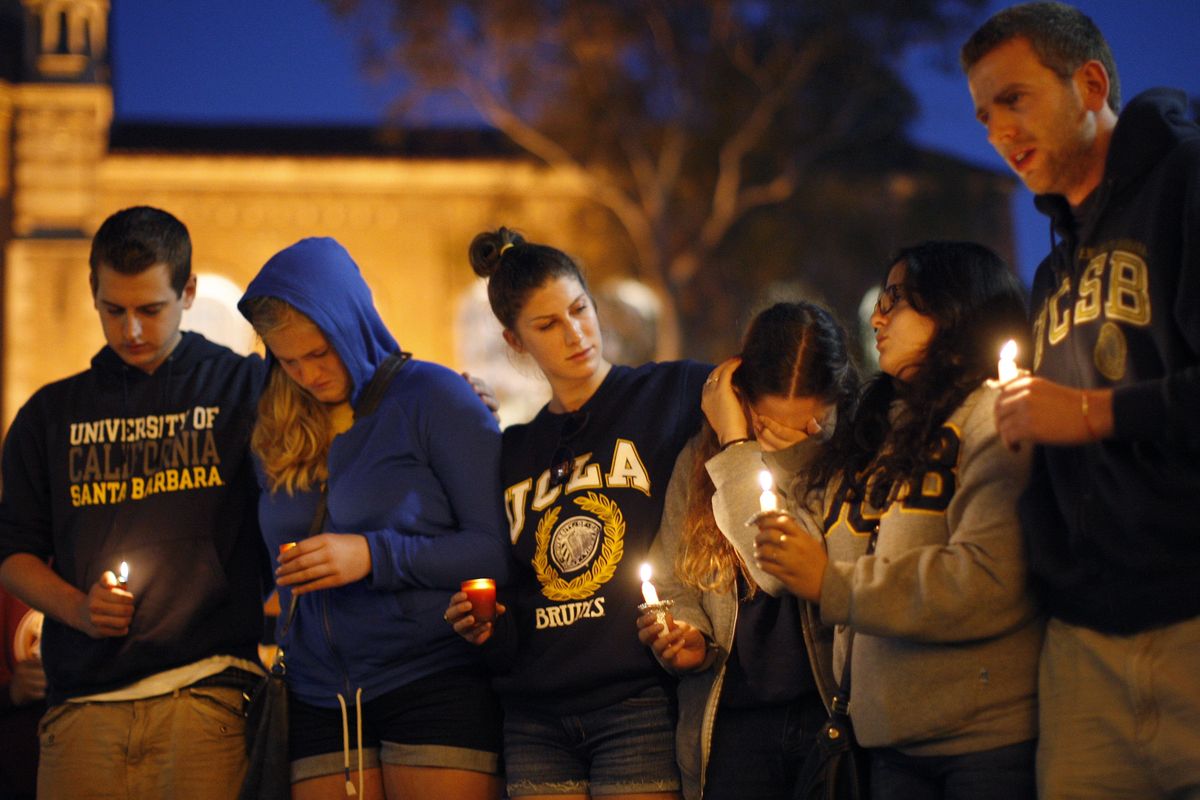 Zabijał w szale. Elliot Roger – chłopak, który nienawidził kobiet / zdjęcie z nocnego czuwania studentów UCSB i UCLA w Los Angeles, 26 maja 2014 r. 