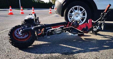 Mężczyzna na hulajnodze elektrycznej potrącony przez kierowcę Opla. Wezwano helikopter LPR