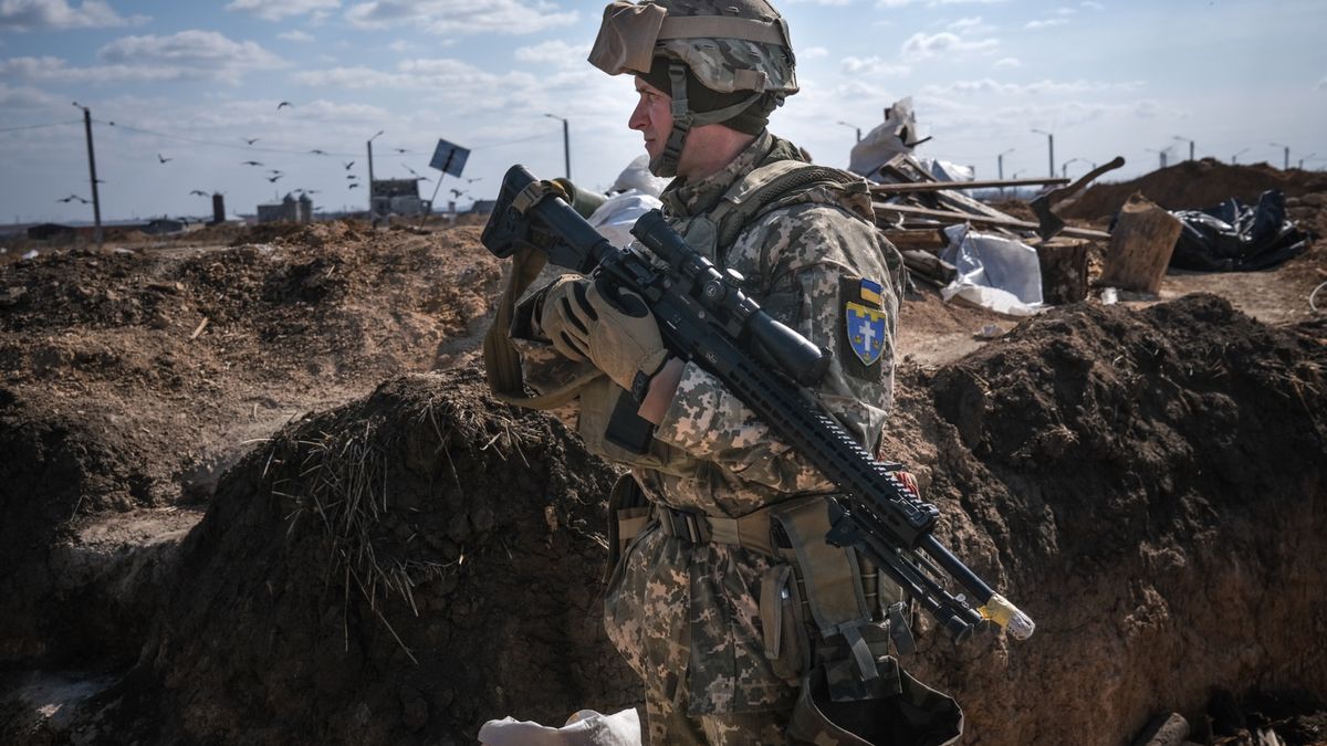 Rosjanie mają planować podzielenie Ukrainy. Na zdjęciu: ukraiński żołnierz pod Mikołajowem na południu kraju