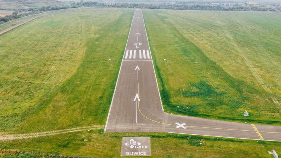 Gliwice. Zmodernizowana płyta lotniska z nową drogą startową o długości 920 metrów.