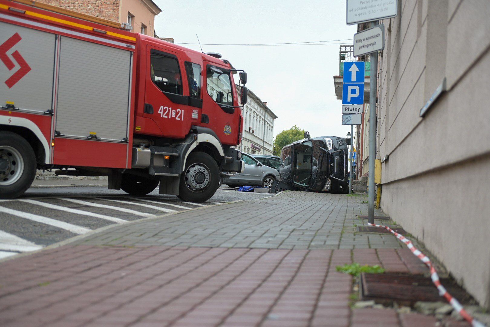 Na starówce w Chełmnie samochód, jadący &#34;pod prąd&#34;, wjechał na chodnik i potrącił dwie grupy osób. 56-letni kierowca w niedzielę ma usłyszeć zarzuty