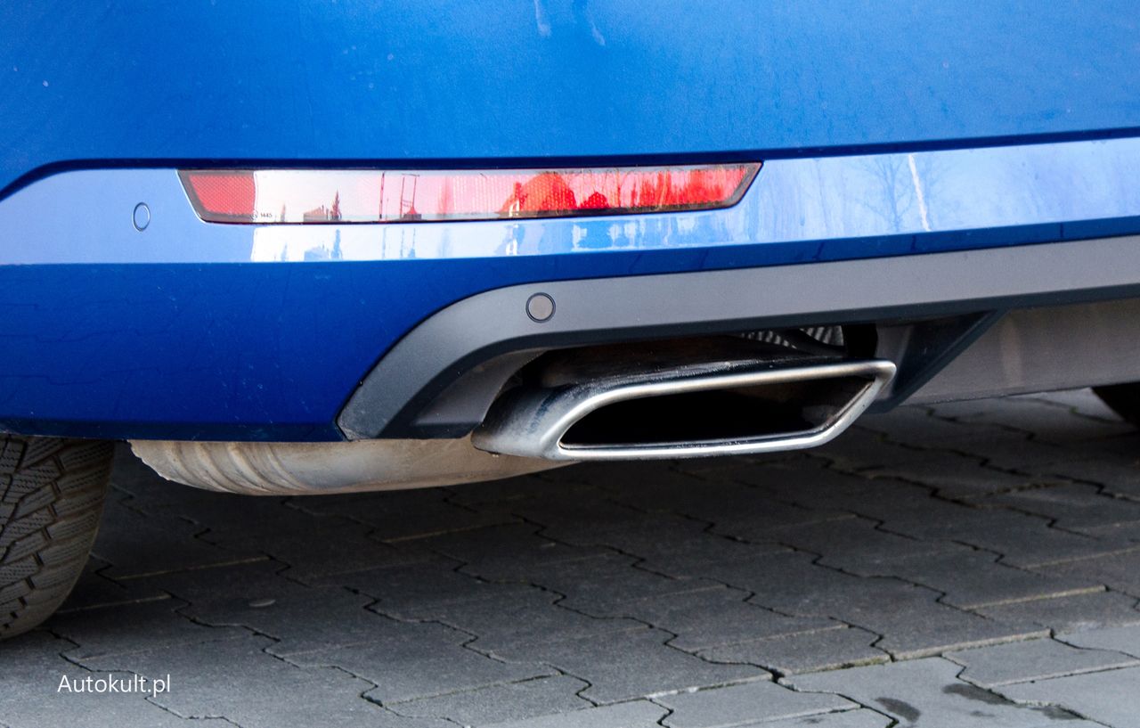 Jak się okazuje, można zrobić "sportowe" końcówki wydechu bez widocznych zaślepek - patrz Audi z rodziny S.
