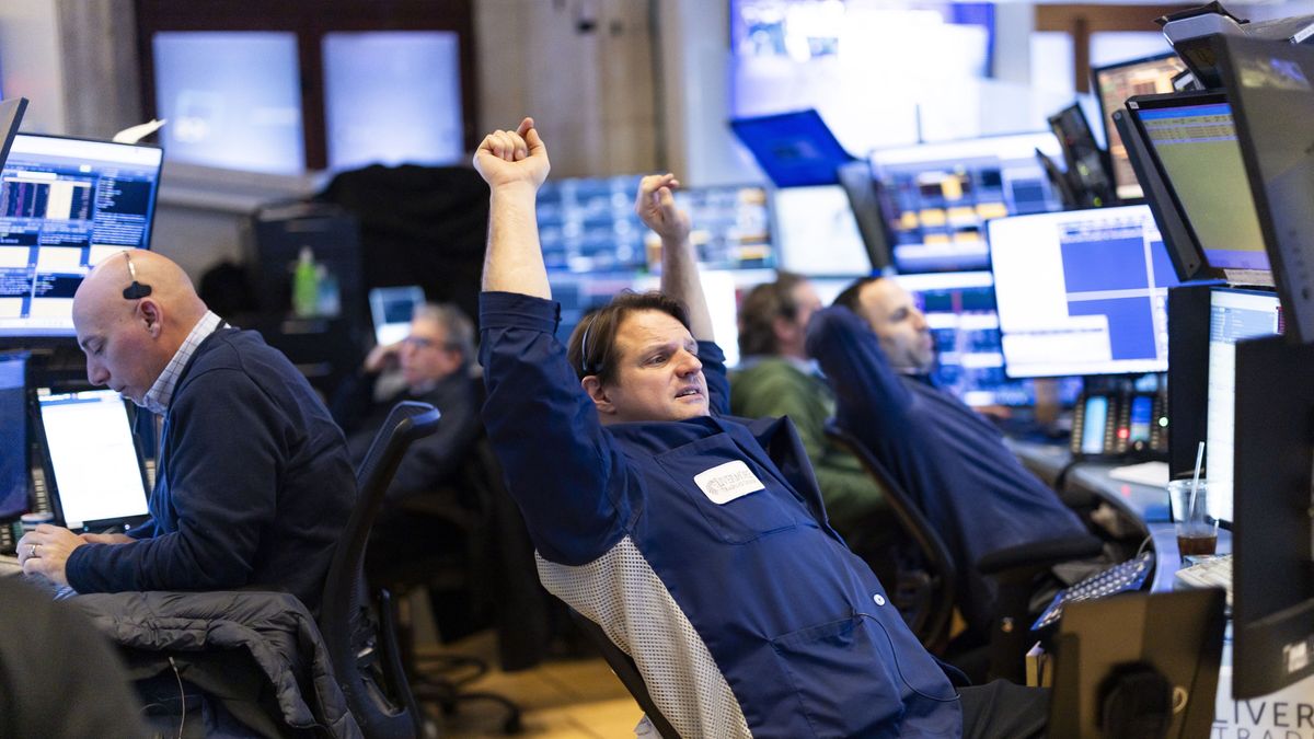 epaselect epa12016035 Traders work at the opening bell on the floor of the New York Stock Exchange in New York, New York, USA, 07 April 2025. World financial markets are continuing to react to reciprocal tariffs that US President Donald Trump announced in the previous week. EPA/JUSTIN LANE Dostawca: PAP/EPA.