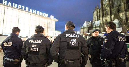 Policjanci z Kolonii o napadach i gwałtach: "TO BYLI SYRYJCZYCY! Chodziło im o seksualną rozrywkę"