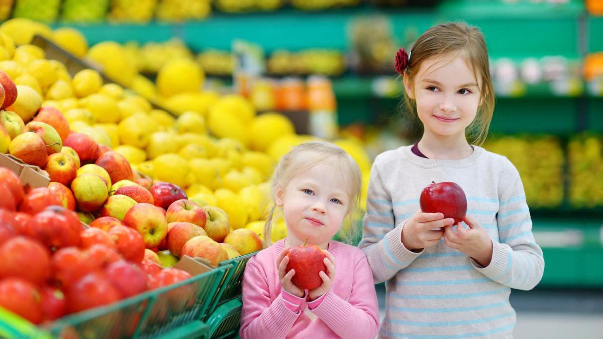 Włóż pomidory do torebki z jabłkiem. Genialny trik (WIDEO)