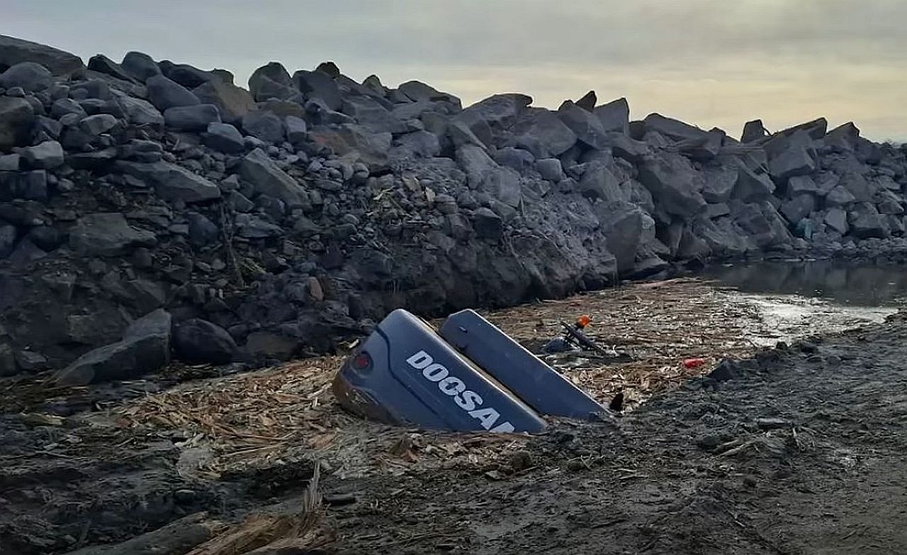 Koparka runęła do wody. Niebezpieczny wypadek w Ustce