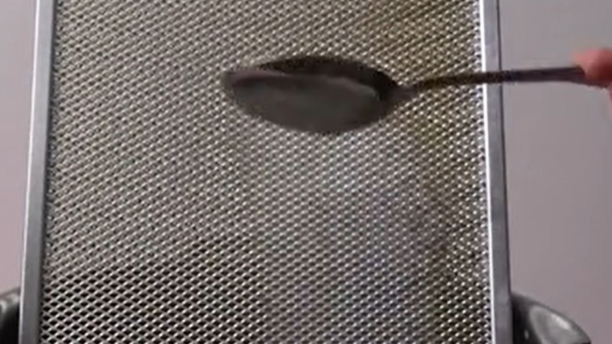 Tłusty okap kuchenny. Tym wyczyścisz go bez szorowania