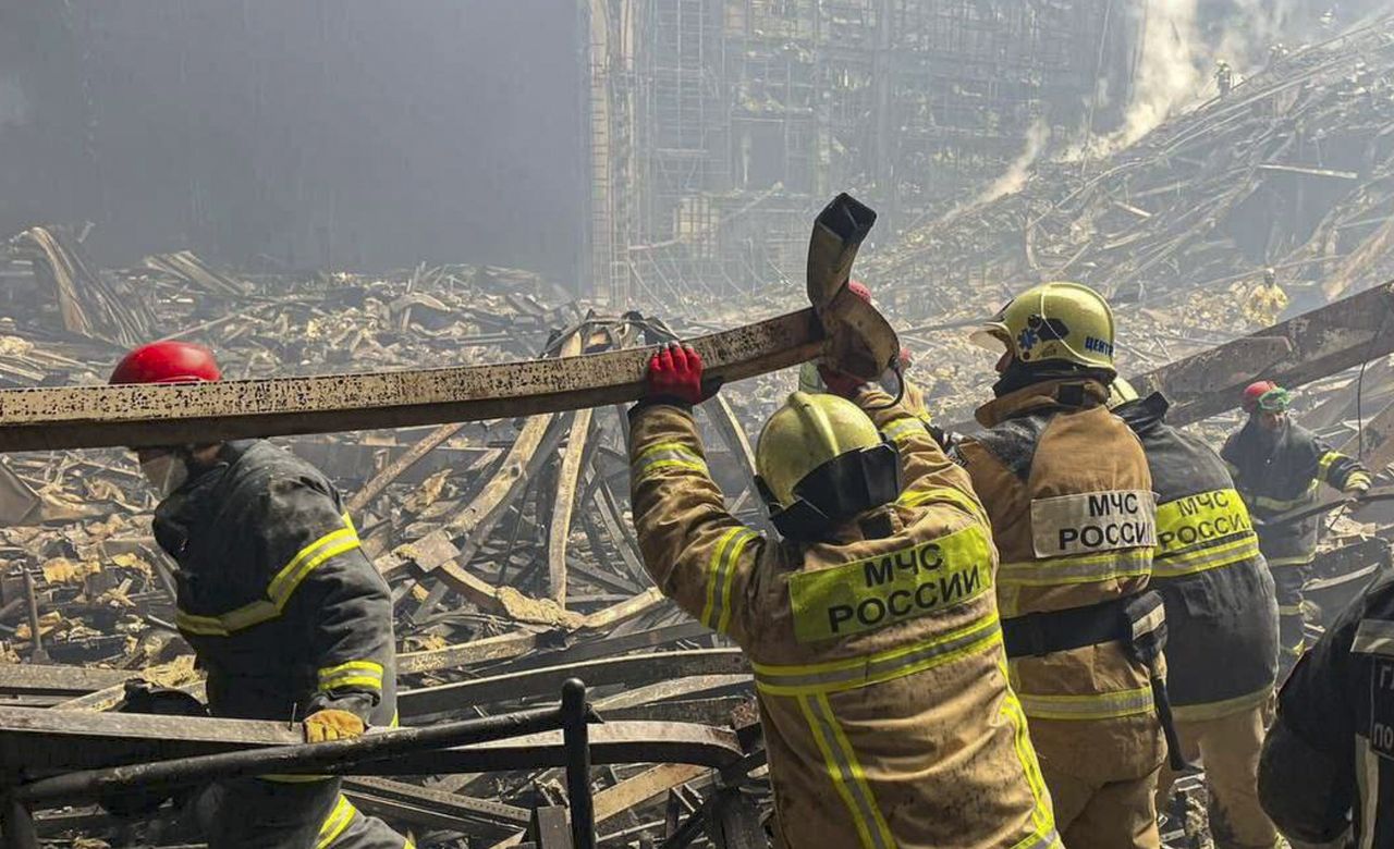 Firefighters search through the rubble of the collapsed Crocus hall/ Illustrative photo.