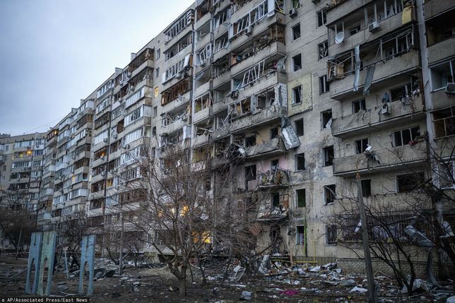 Budynek zniszczony przez atak rakietowy w Kijowie