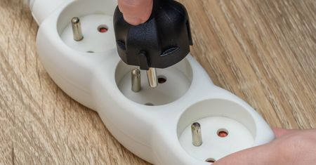 Pod żadnym pozorem nie podłączaj do listwy. Elektryk ostrzega
