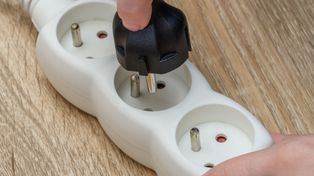 Pod żadnym pozorem nie podłączaj do listwy. Elektryk ostrzega