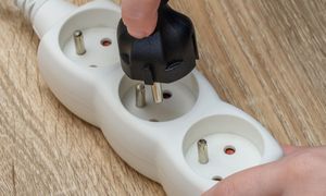 Pod żadnym pozorem nie podłączaj do listwy. Elektryk ostrzega