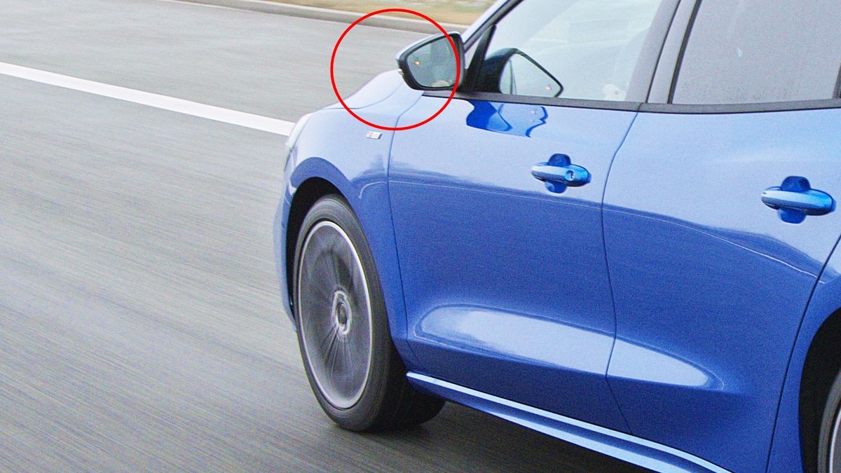 Ta pomarańczowa lampka to ostrzeżenie także dla ciebie. Widząc auto z tej perspektywy wiedz, że jego kierowca cię nie widzi.