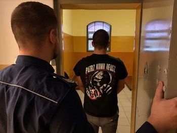 Prabuty: Właściciel koszulki "patrz, komu ufasz" oszukał staruszkę