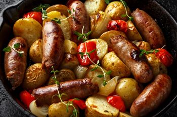 Kiełbaski marynuję, a potem piekę z ziemniakami. Smakują lepiej niż z ogniska