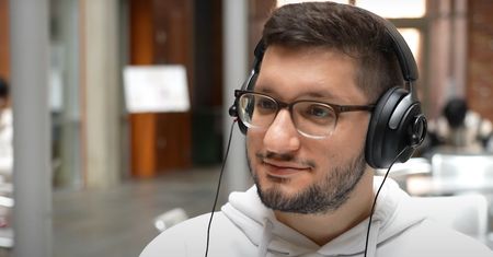 Zwykłe słuchawki z ANC dzięki AI zyskują supermoc. To sprzęt dla Jamesa Bonda