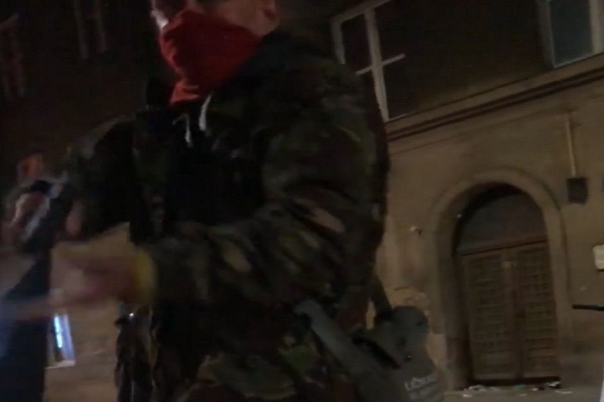 Nagle wyciągnął broń! Przerażające nagranie ze Strajku Kobiet w Krakowie