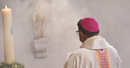 Zaskoczeni? Oto zarobki biskupów w Polsce