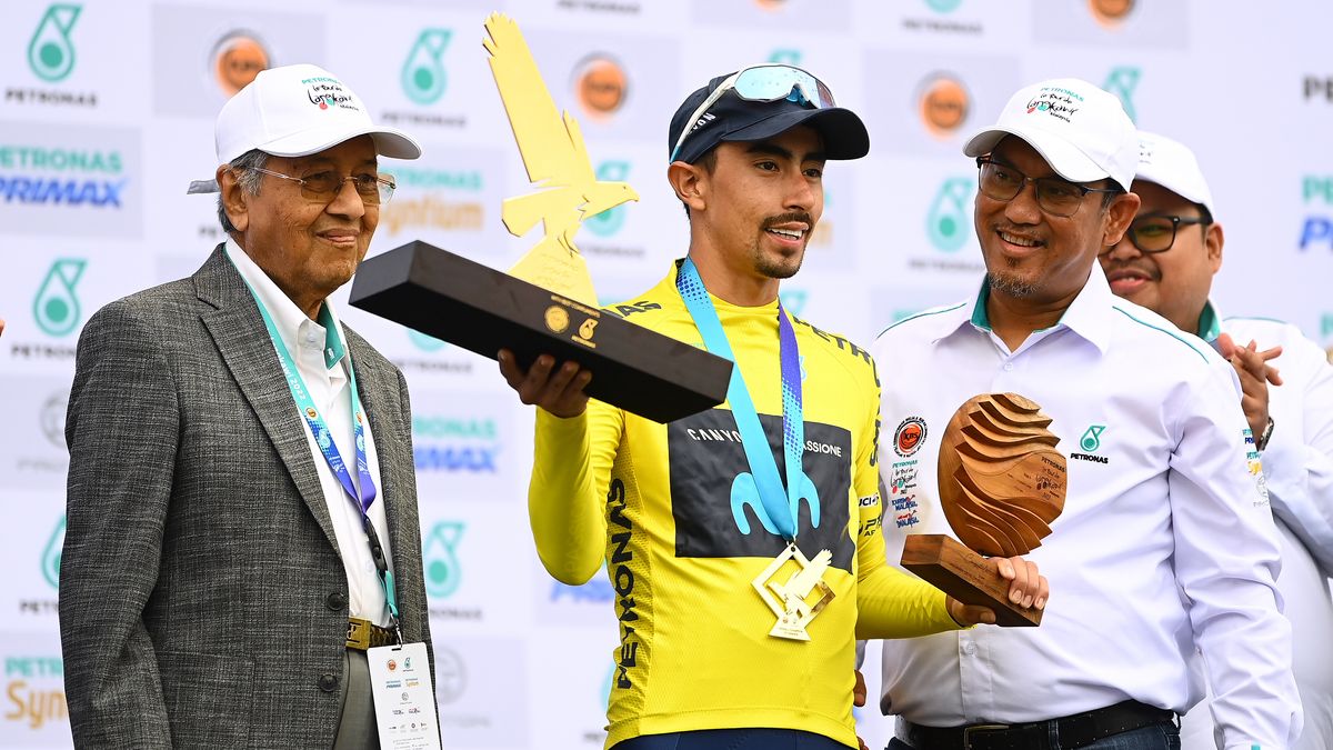 PEKAN KUAH, MALAYSIA - OCTOBER 18: (L-R) Mahathir Mohamad, Malaysia former prime minister and race winner Iván Ramiro Sosa of Colombia and Movistar Team Yellow Leader Jersey pose on the podium ceremony after the 26th Le Tour de Langkawi 2022, Stage 8 a 115,9km stage from Pekan Kuah to Pekan Kuah / #PETRONASLTdL2020 / on October 18, 2022 in Pekan Kuah, Malaysia. (Photo by Tim de Waele/Getty Images)
