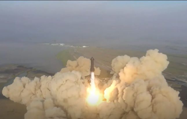 Chmura wzniesiona podczas startu rakiety Starship. 20 kwietnia 2023