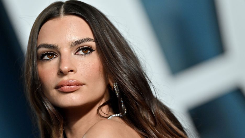 Emily Ratajkowski umiejętnie bawi się różnymi stylami