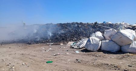 "Cała hałda w ogniu". Strażacy informują o kolejnym wielkim pożarze