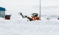 Śnieżyca sparaliżowała parking przy lotnisku. Port nie widzi problemu