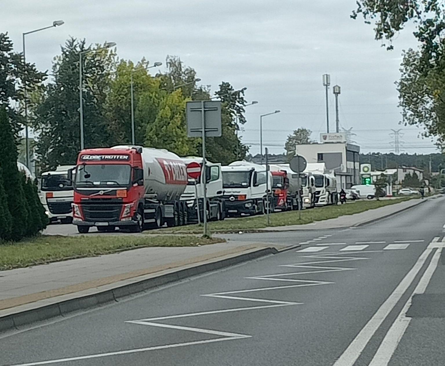 Kolejki przed bazą magazynową PKN Orlen w Mościskach