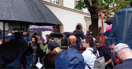 Protest przed komisariatem. Przemówiła Joanna, ludzie zaczęli krzyczeć