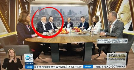 Ten obrazek w TVN24 mówi wszystko. Tylko oni nie mieli serduszek