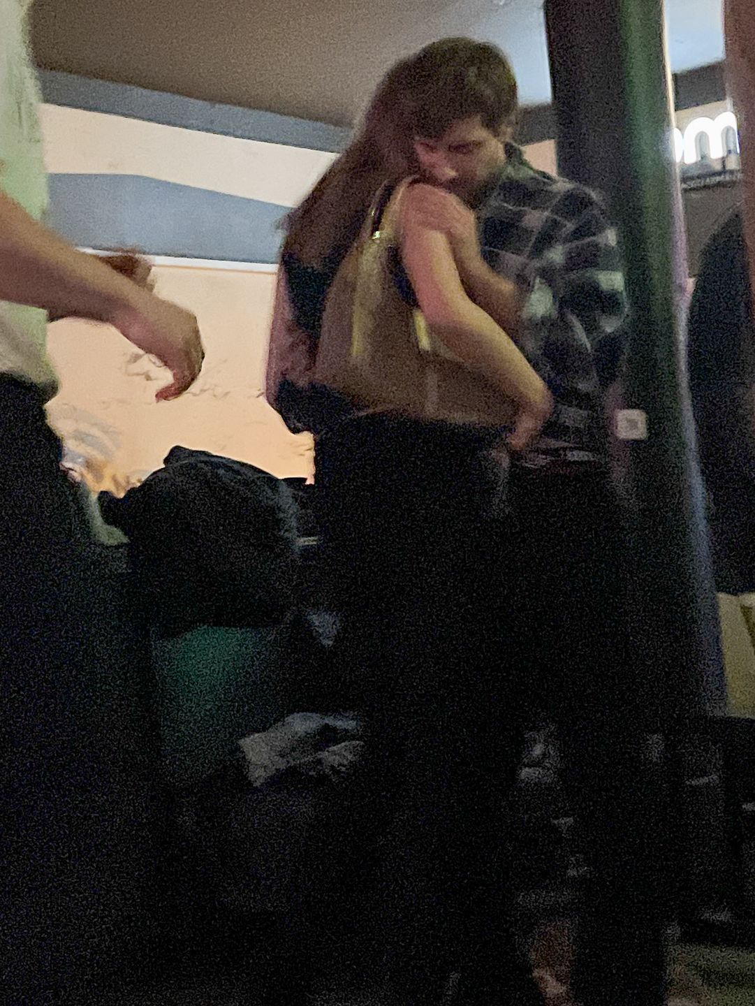 Maciej Musiał wywija w klubie z tajemniczą towarzyszką