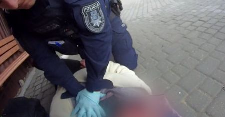 Policjanci patrolujący teren starego dworca PKS zwrócili uwagę na leżącą na ławce kobietę. Konieczna była reanimacja