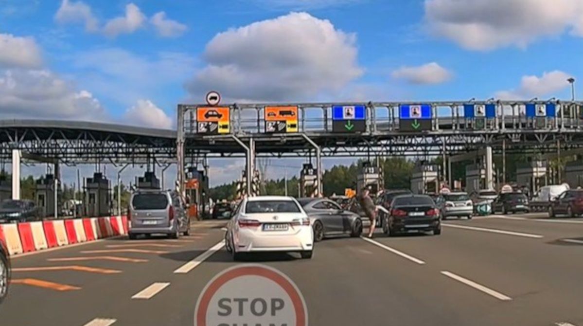 Agresywny kierowca z Małopolski szalał po autostradzie