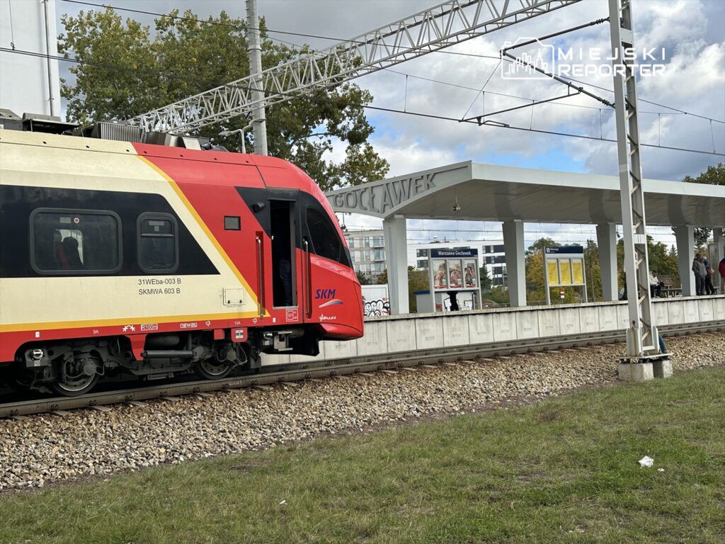 Pociąg SKM zatrzymuje się na stacji Warszawa Gocław, obok nowoczesnego zadaszenia peronu.
