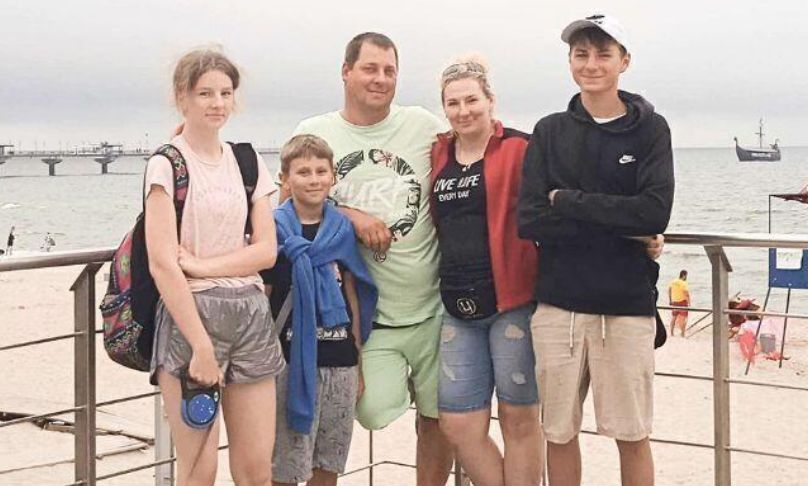 Marta Dubiel z dziećmi i partnerem