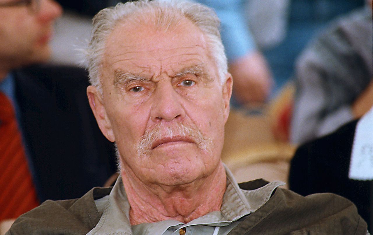Smutny widok na grobie legendy TVP. Wyblakłe zdjęcia to nie wszystko