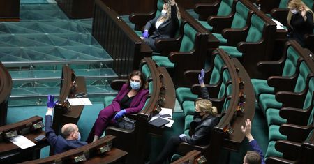 Koronawirus w Polsce. Tarcza antykryzysowa 2.0 przyjęta przez Sejm. Politycy komentują
