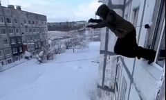 Ekstremalne warunki na Kamczatce. Skaczą z okna, żeby wyjść