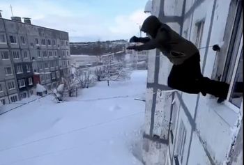 Ekstremalne warunki na Kamczatce. Skaczą z okna, żeby wyjść